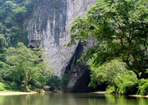 Ba Bể, the largest natural freshwater lake in Vietnam, is nestled amidst the lush landscapes of Ba Be National Park.