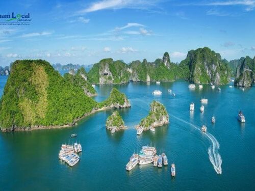 Halong Bay,is renowned for its breathtaking seascape of thousands of limestone karsts and islets.