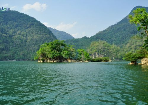 Ba Bể, the largest natural freshwater lake in Vietnam, is nestled amidst the lush landscapes of Ba Be National Park.