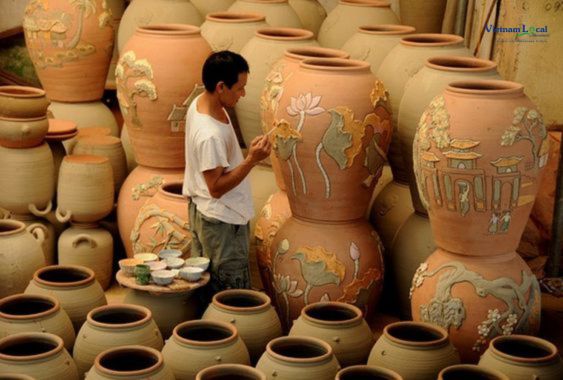 Bát Tràng, is celebrated for its centuries-old tradition of producing exquisite ceramics,.