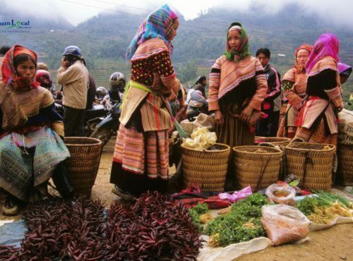 Can Cau Saturday Market is a vibrant and bustling weekly market in the Lào Cai Province of northern Vietnam.