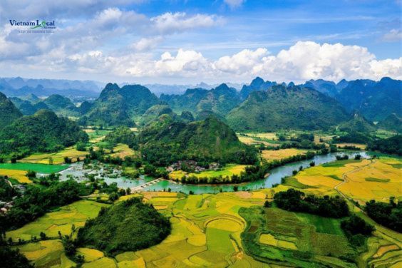 Cao Bằng, a province in northern Vietnam, captivates with its stunning landscapes.