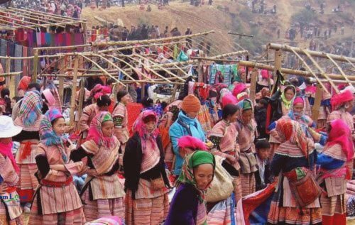 Can Cau Market is a vibrant and colorful market in the Lào Cai Province of northern Vietnam.