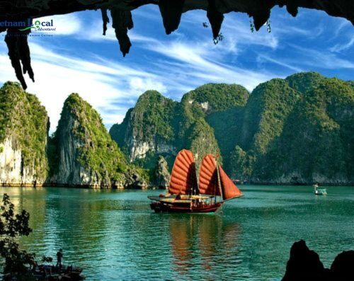 Halong Bay,is renowned for its breathtaking seascape of thousands of limestone karsts and islets.