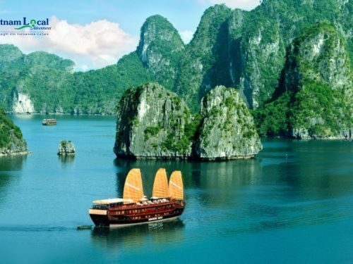 Halong Bay,is renowned for its breathtaking seascape of thousands of limestone karsts and islets.