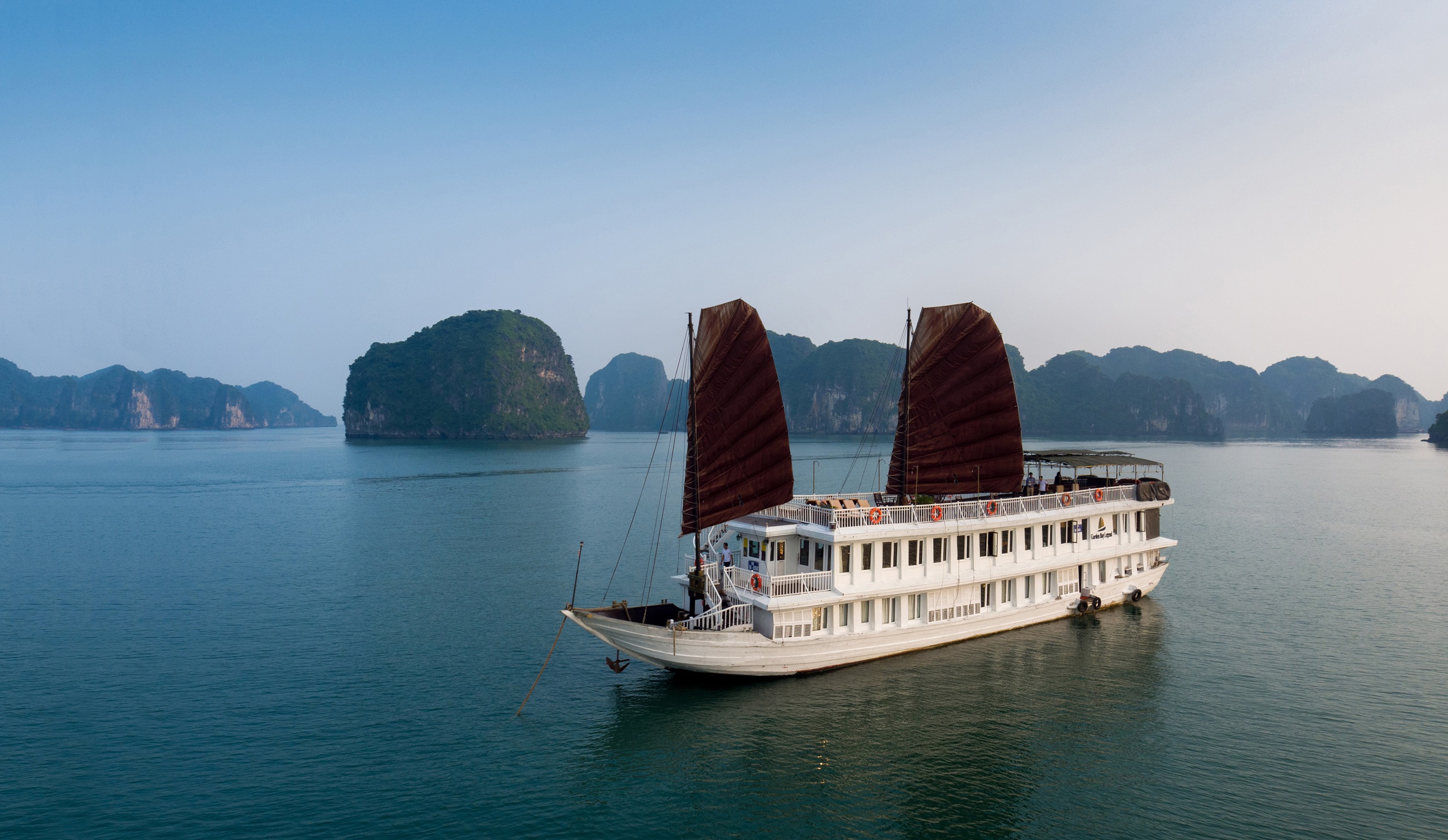 Discover The Stunning Beauty of Bai Tu Long Bay